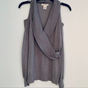 A beautiful dark grey long sleeve open shoulders sweater!
